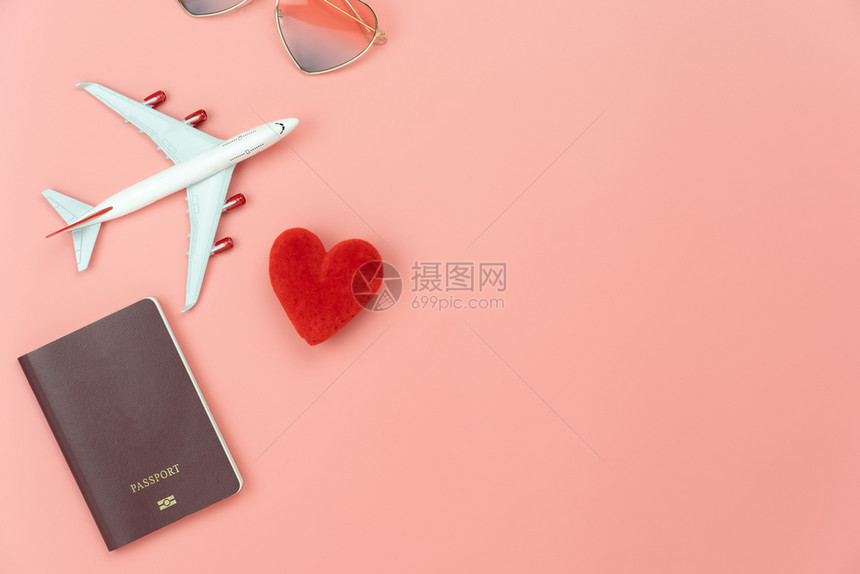 概念复制平坦的表顶端视图基本附属从妇女计划乘坐红心飞机的假日背景旅行Flatflat用现代粉色纸面旅游概念上的护照和爱太阳眼镜穿图片