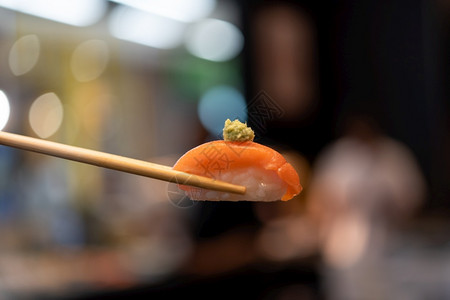 阳荷姜日本食品配有海草沙拉和加里姜是日本式餐饮厅服务董事会右上端健康食品配有海草沙拉和加里姜的日本不同种类寿司握手卷新鲜的背景