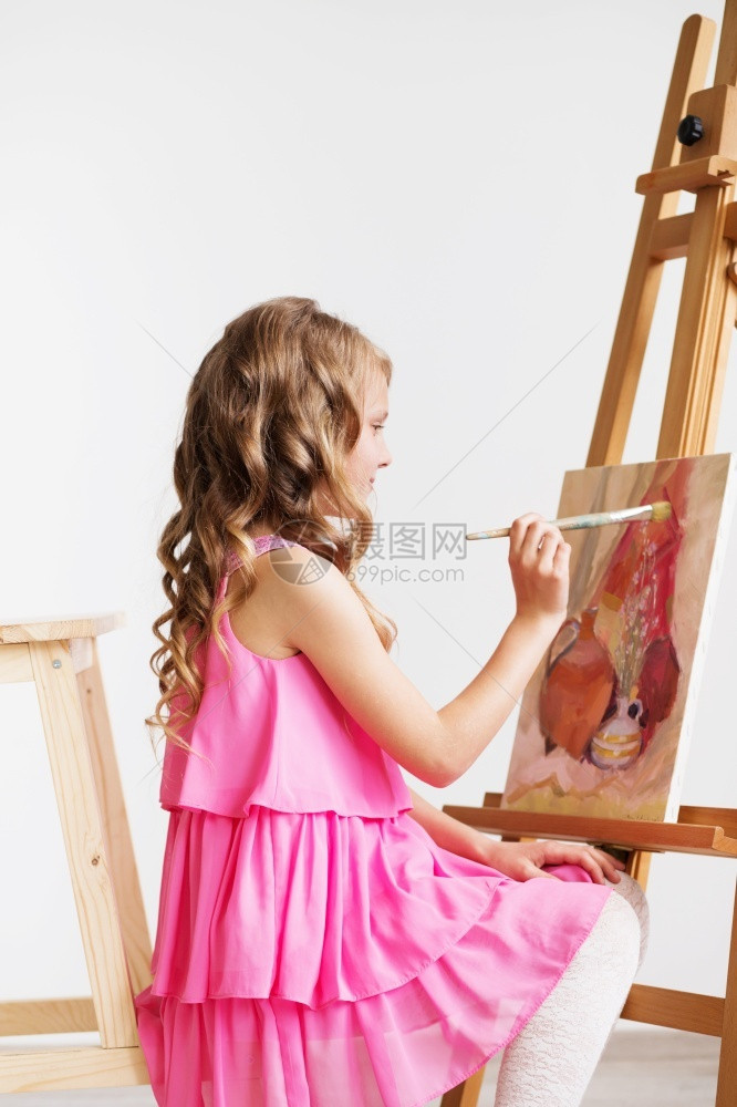 在画板前画画的小女孩图片