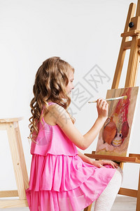 在画板前画画的小女孩图片