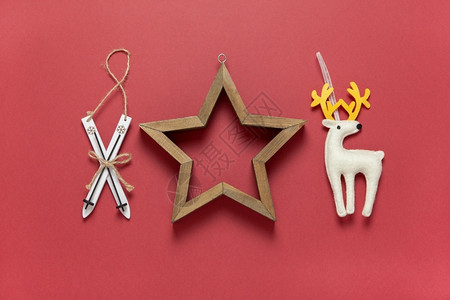 趋势传统的冬天圣诞玩具木制滑雪机白色感觉的玩具鹿和暗红背景节日新年概念上的木头空星水平极模样背景图片