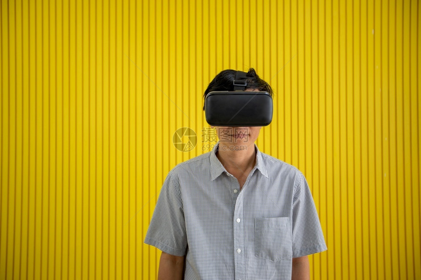 活的新冠创亚洲高龄男子使用平板和虚拟现实模器在客厅玩游戏并家里感到幸福的生活方式老年人家庭概念利用平板和虚拟现实模器图片