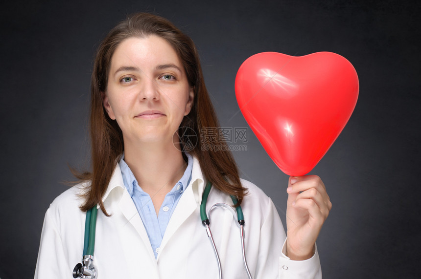 手术给予持有红心气球的女医生持有红心气球的女医生帮助图片