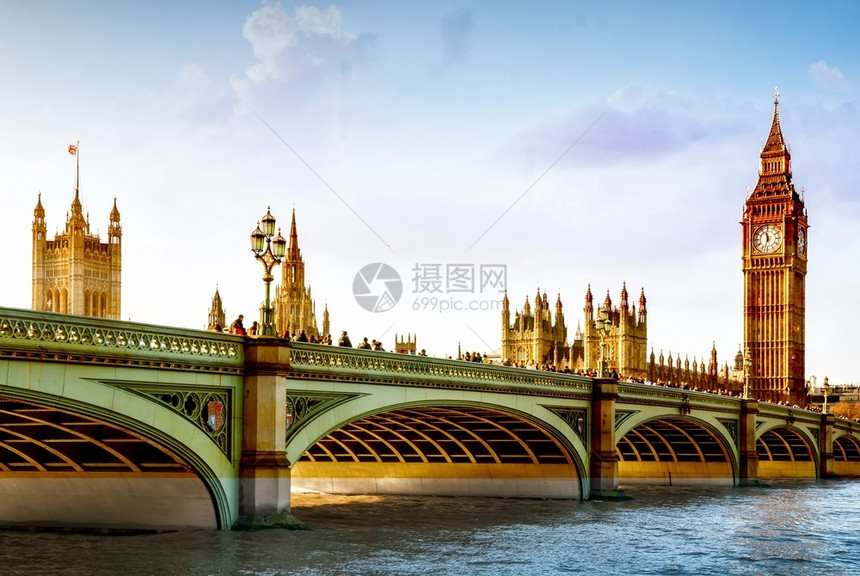 场景威斯敏特旅行2015年月日伊丽莎白塔2015年月日伦敦的伊丽莎白塔钟命名于伊丽莎白女王二世更广为人知的大本和标志红巴士图片