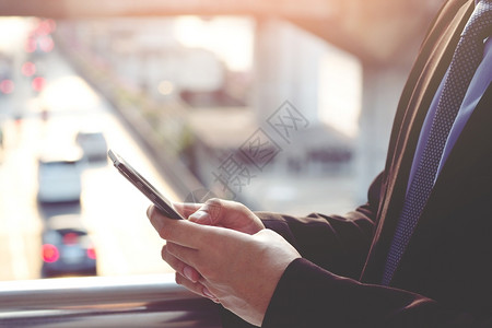 使用电话检查交通条件过申请的行证利用电话检查和交通条件短信触碰小时图片