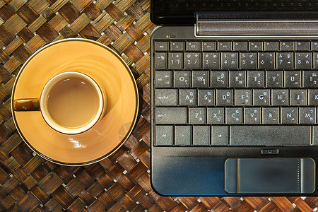 膝上型电脑咖啡杯技术桌面专业的图片