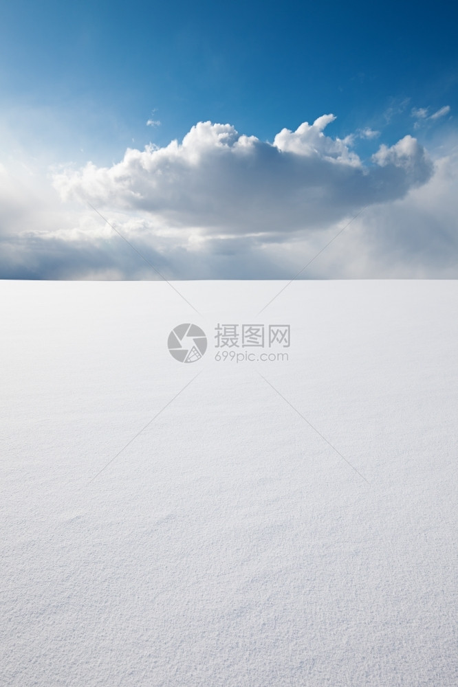 白色的雪表面直到平地面和美丽的云景复制空间纯度地面雄伟图片