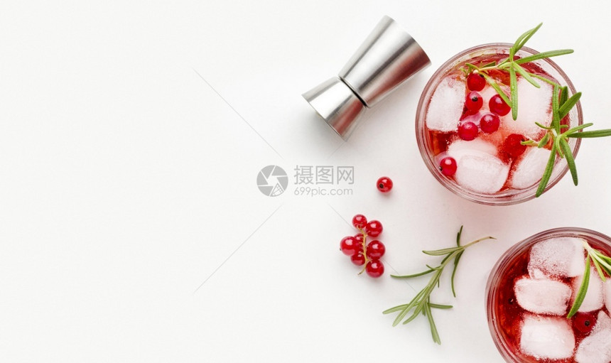 圣诞节带有冰样空间的顶层红莓伏特加玻璃杯黑暗的眼镜图片