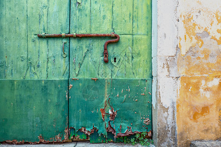 在科孚岛的西那拉戴斯有石膏墙和门的老房子货架镇复古的图片