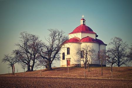 树旅行中心圣三一教堂捷克日落Rosice山丘上美丽的小礼拜堂捷克图片