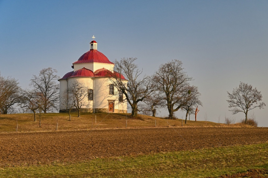 基督圣三一教堂捷克日落Rosice山丘上美丽的小礼拜堂捷克树遗产图片
