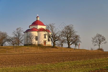 基督圣三一教堂捷克日落Rosice山丘上美丽的小礼拜堂捷克树遗产图片