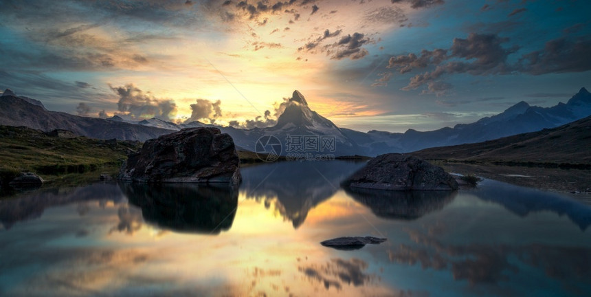 自然日落时瑞士泽马特的斯泰利西湖与Cervino山或Menthorn山反射著名的史诗图片