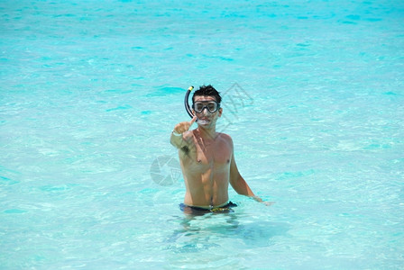 脚蹼水上运动清除在马尔代夫滑翔冒险时男人兴奋的用拇指举起图片