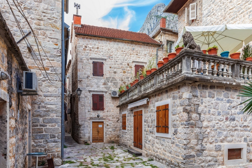 城市黑山科托尔老城欧洲传统狭窄的小街院子建筑学图片