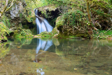 白内障卡拉司韦林罗马尼亚Beusnita公园秋季天苏萨拉瀑布落下图片