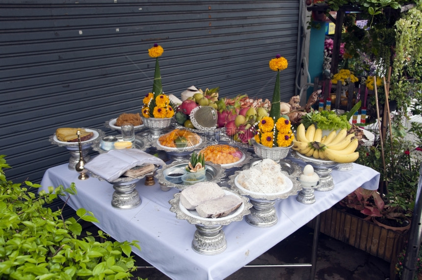 旅行为了寺庙在曼谷提供食物在泰国图片