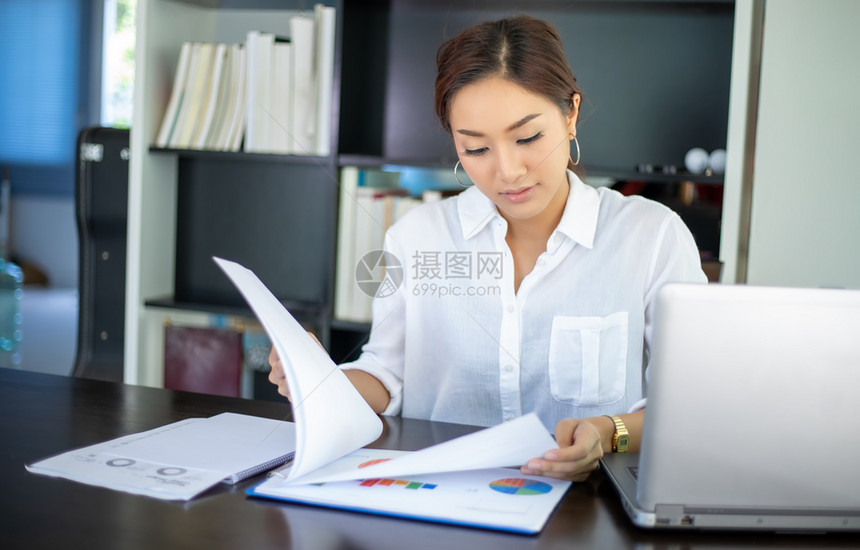 互联网电话亚洲美丽的商业妇女检查文件并使用笔记本在家中工作以达到社会距离和自我责任概念亚洲美丽的商业女人文档图片