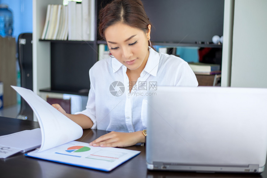 互联网现代的亚洲美丽商业妇女检查文件并使用笔记本在家中工作以达到社会距离和自我责任概念亚洲美丽的商业女人聪明的图片