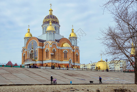 2014年3月7日乌克兰基辅在乌克兰基辅Obolon区Dnieper河附近的现代上帝之母亲互交会大教堂夏天建造蓝色的背景图片