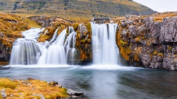 河流动的冰岛Snaefellsnes半岛Kirkjufell山美丽的瀑布景观夏季热调旅行图片