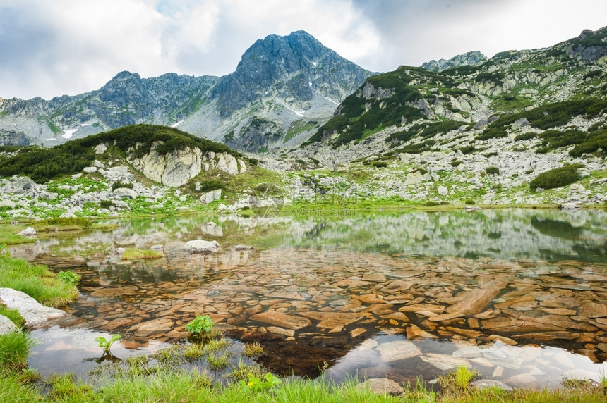 景观旅行的Retezat公园的小山湖特兰西瓦尼亚罗马欧洲石头在透明的水中图片