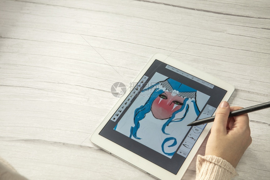 苹果应用年轻的创意设计师拿着手写笔在木桌上的数字平板电脑屏幕上绘图带有复制空间现代数字艺术顶视图空间为文本看法桌子图片