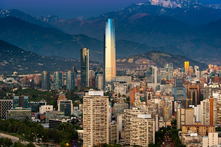 摩天大楼山智利圣地亚哥日落时普罗维登西亚和拉斯康德两区全景美洲图片