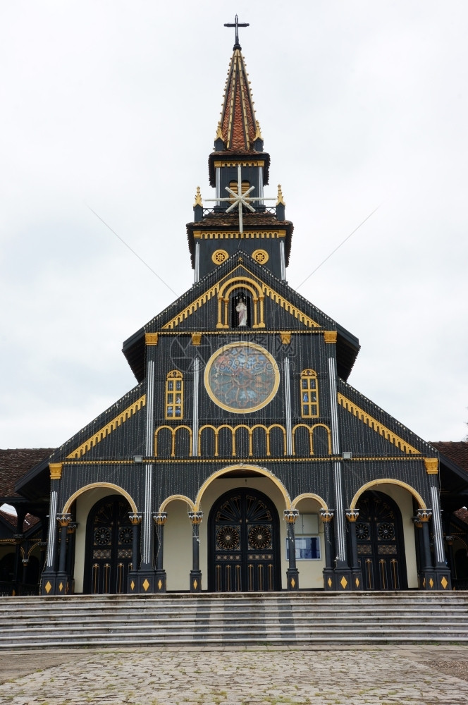 框架垂直的颜色KONTUMVIETNAAMAUG2Kontum木教堂10岁古老大教堂宗遗产著名的旅游地点惊人的建筑师造出美丽的景图片