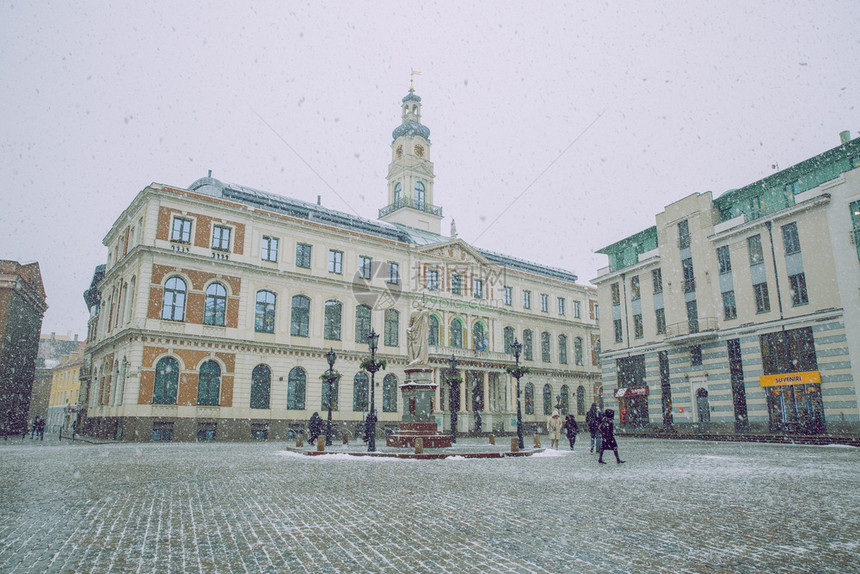 公园拉脱维亚语春天托市里加旧城中心雪暴云人和建筑师图片