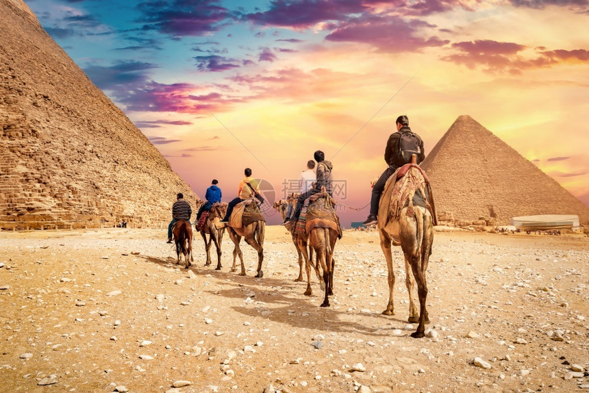 著名的日落时沙漠中埃及金字塔吸引力阳光图片