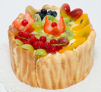 圆筒糖浆海绵新鲜水果和汁蛋糕特拍图片