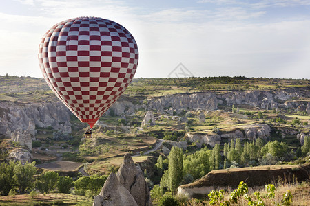 土耳其卡帕多西亚的红色气球高清图片