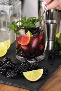 酒鬼玻璃黑莓夏季莫吉托鸡尾酒冷淡的有机精饮料果子石灰薄荷假期背景图片