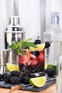杜松子酒黑莓夏季莫吉托鸡尾酒冷淡的有机精饮料果子石灰薄荷果汁消耗图片