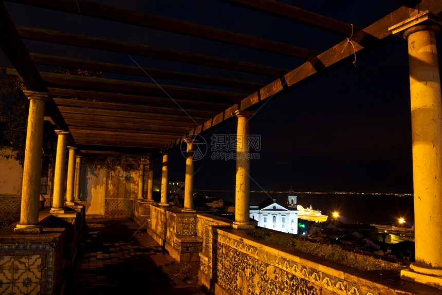 MiradourodeSantaLuzia晚上在里斯本著名的观景点光老修道院图片