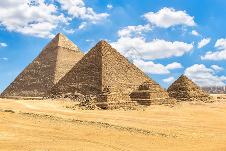 呸非洲蓝云天空下的法老和皇后金字塔法老和女王的金字塔建筑学图片