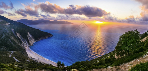 旅游夏天的凯法利尼亚岛爱奥壮丽的海滩希腊日落时的米尔托斯海滩图片