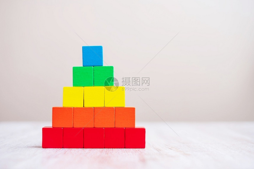 玩具桌子表格背景上多样化文种族平等和主义概念的多彩木质方块塔图片