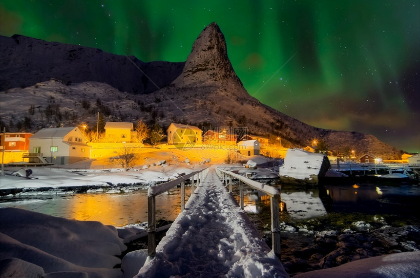 Auroranothalis雷内Hammarskafte山Reine村挪威Hammarskafte山的雪覆盖木桥哈马尔斯卡夫特强图片
