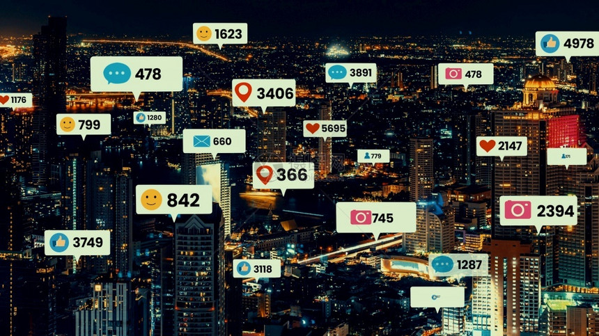 分享社会的交媒体图标飞越市中心通过社交网络应用平台显示人们参与联系在线社区和交媒体营销策略的概念社交媒体图标飞越市中心显示人们参图片