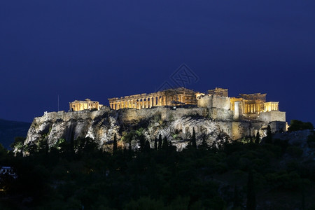 发光的在希腊雅典夜总会和帕台农神庙岩石建筑学图片
