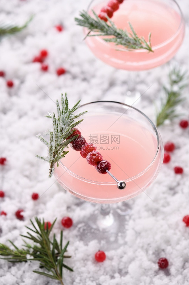 开胃酒马提尼庆祝的Goblet与cranberryMargarita与糖果红莓迷迭香完美鸡尾酒为圣诞派对图片