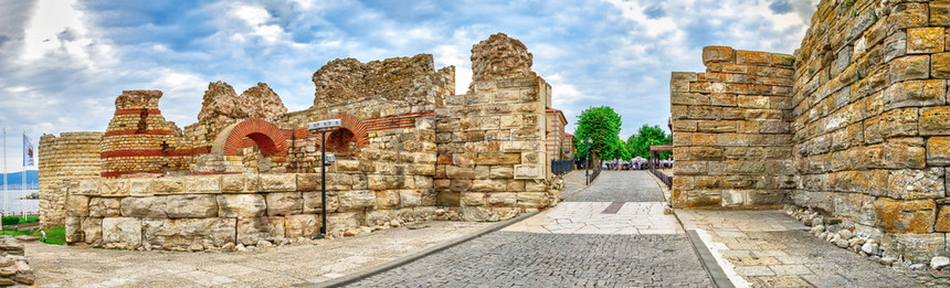 省海欧洲保加利亚内塞巴尔07129保加利亚内塞巴尔老城入口处的古代防御工事遗址在阴天的夏日早晨保加利亚内塞巴尔老城入口处图片