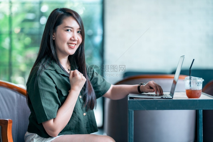 女商人专业的亚洲自由职者商女快乐成功事业表达了自信在与坐咖啡店里的笔记本电脑一起工作时如背景沟通理念互联网图片