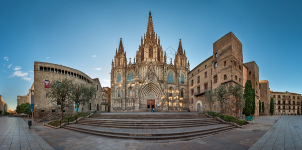 加泰罗尼亚语欧拉莉天际线巴塞洛纳西班牙2014年月6日204年巴塞罗那圣十字大教堂全景和圣尤拉利亚公堂建于13至5个世纪背景图片