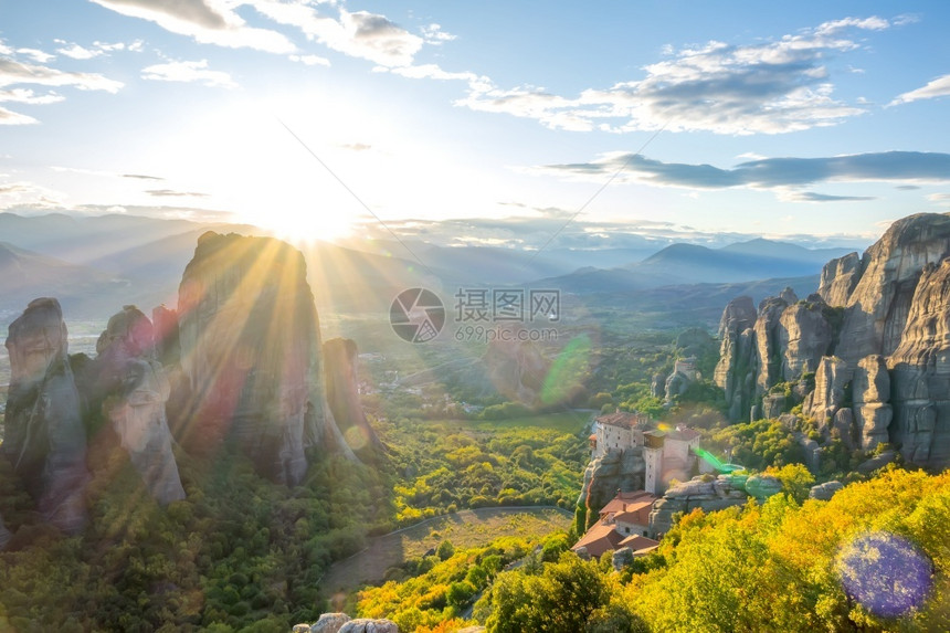 位于MeteoraA修道院岩石上的希腊卡兰巴夏季日落由教科文组织日落的希腊石修道院列出地标谷黄昏图片