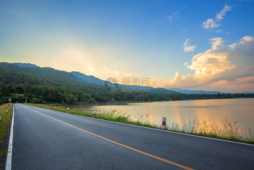 云天麦在泰国清迈黄昏时带山林的HuayTuengTao水库风景可见的农村道路图片