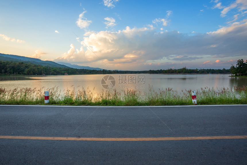 美丽的在泰国清迈黄昏时带山林的HuayTuengTao水库风景可见的农村道路绿色街图片