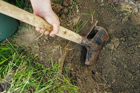 场地白种人污垢在田野或花园里挖一个洞白天在农场顶楼的视野下工作每天在田地或花园里挖一个洞工人高清图片素材